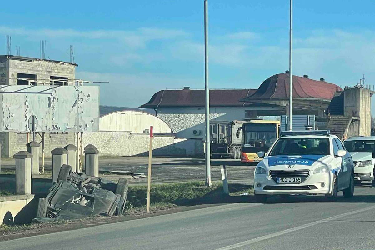 Udes na putu Banjaluka - Prijedor, auto završio na krovu u kanalu
