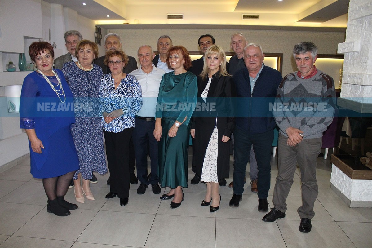 Susret gimnazijalaca u Gradišci: Četiri i po decenije uspomena na đački rastanak (FOTO)