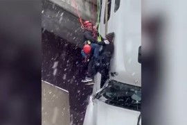 Vozač kamiona proveo sate viseći sa mosta (VIDEO)