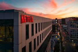 Filmska industrija u šoku: Netflix kupuje Warner Bros, Discovery i HBO ...