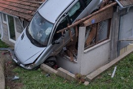 Bizarna nezgoda u Srbiji: Auto završilo na krovu kuće (FOTO/VIDEO)