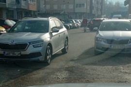 Banjalučani ogorčeni: Automobil parkirao nasred puta (FOTO)