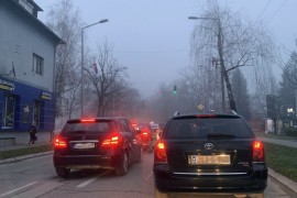 Gusta magla i klizavi kolovozi otežavaju saobraćaj širom Republike ...