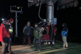 Spašeni turisti koji su bili zaglavljeni u korpama na ski liftu (VIDEO)