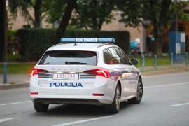 Bizarna nezgoda u Hrvatskoj: Pijan gurao auto pa ga zaustavljao svojim ...