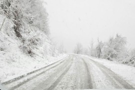 Padavine na planinama i ponegdje u Krajini: Snijeg izazvao zastoje na ...