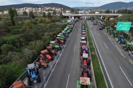 Grčki poljoprivrednici ne odustaju: Hiljade traktora blokira puteve