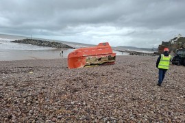 Tajanstveni brod isplivao na plaži u Engleskoj (FOTO)