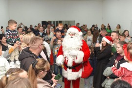 Djed Mraz u Maslovarama podijelio 225 novogodišnjih paketića