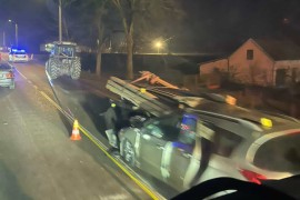 Težak udes kod Nove Topole: Automobil udario u platon traktora (VIDEO)