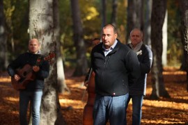 Slaven Stevelić i  "100 % ćirilica" nastupaju u Velikom Blašku za ...