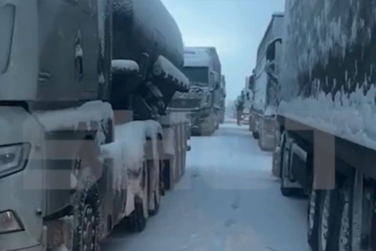 Stotine vozila u Sibiru satima stoje na -18°C, kolona duga 85 kilometara (VIDEO)