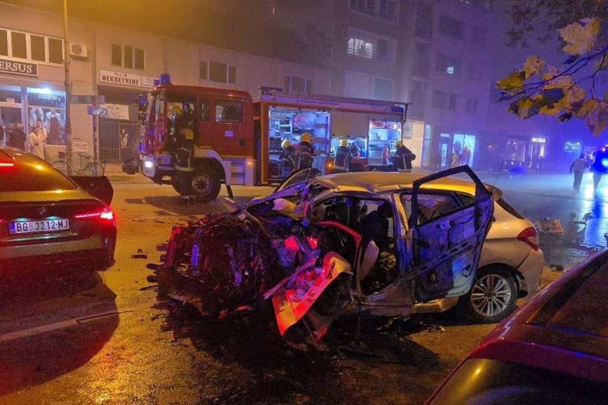 Teška noć u Novom Sadu: Uletio u suprotnu traku, taksista poginuo, djevojka kritično (VIDEO)