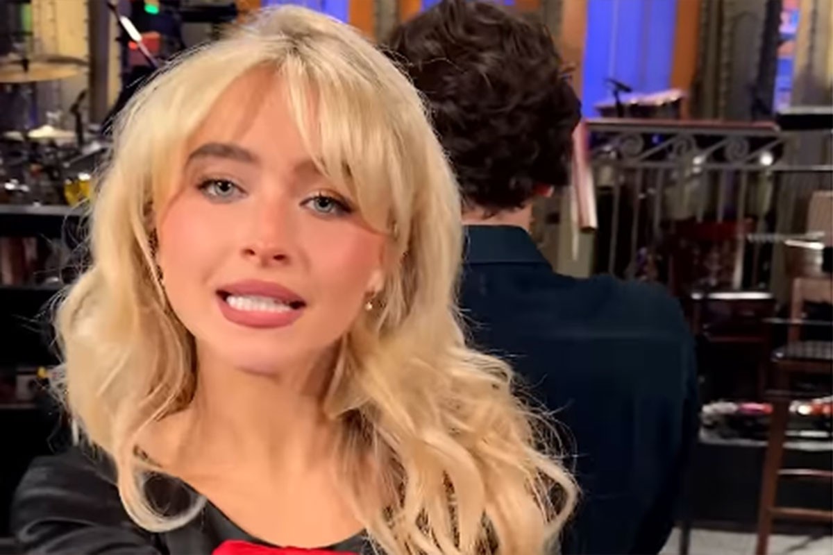 Sabrini Karpenter sletjela ruža na scenu, ona je grubo bacila u publiku (VIDEO)