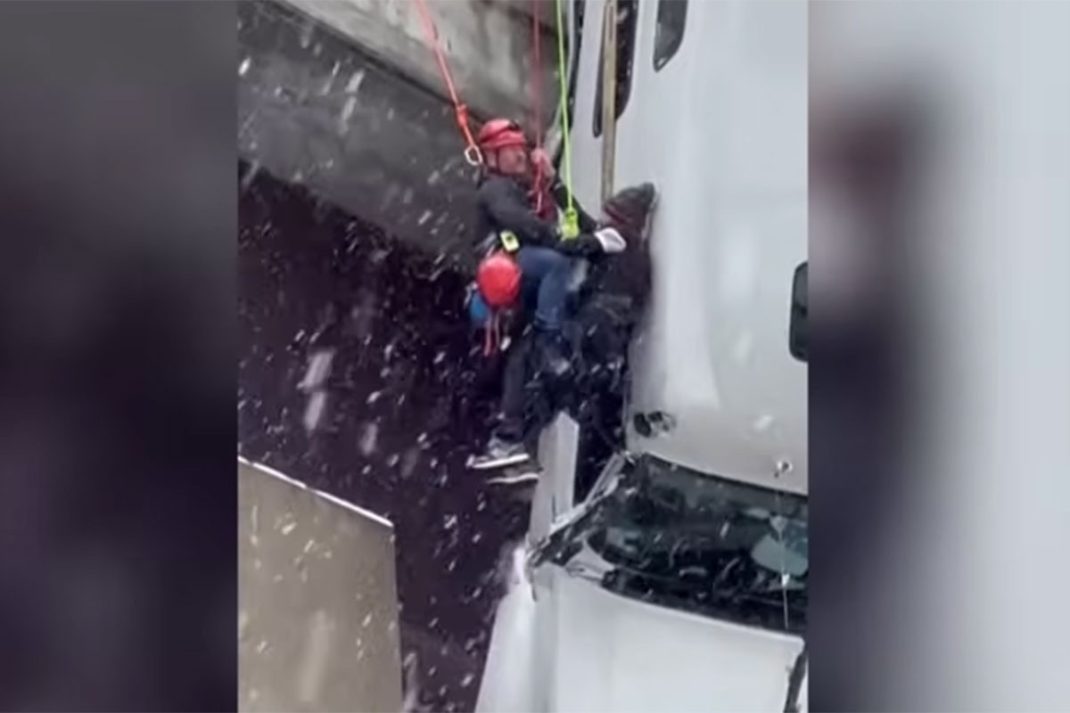 Vozač kamiona proveo sate viseći sa mosta (VIDEO)