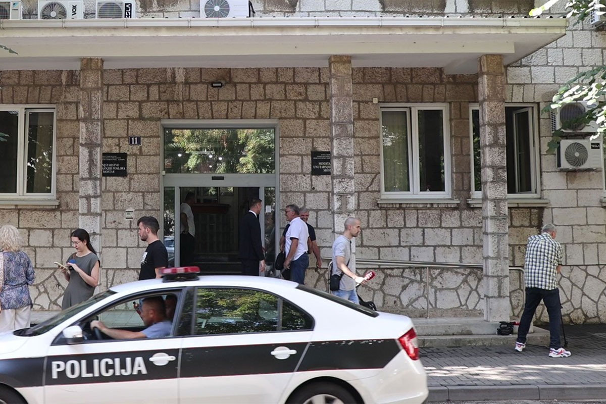 Napali dva radnika brze pošte u Mostaru, jednog opljačkali