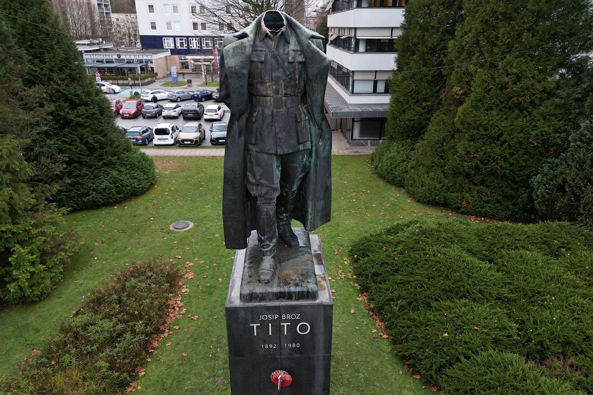 Odrubljena glava sa spomenika Titu: "Sramno djelo" (FOTO)