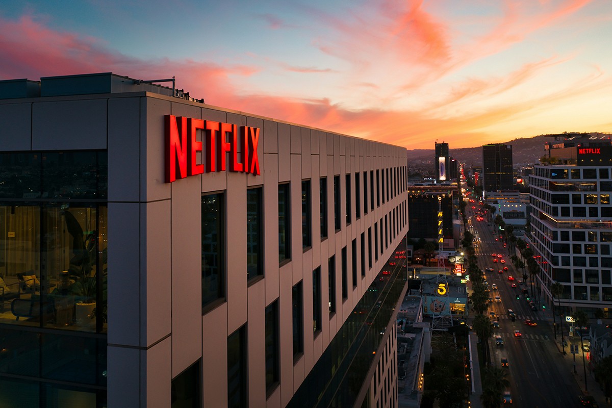 Filmska industrija u šoku: Netflix kupuje Warner Bros, Discovery i HBO za 71 milijardu