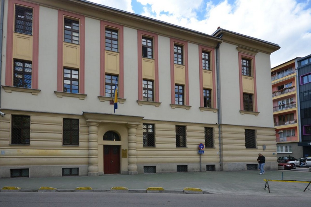 Optuženi za pokušaj ubistva: "Žena plaćena 1.200 KM da prati žrtvu, muškarac pucao"