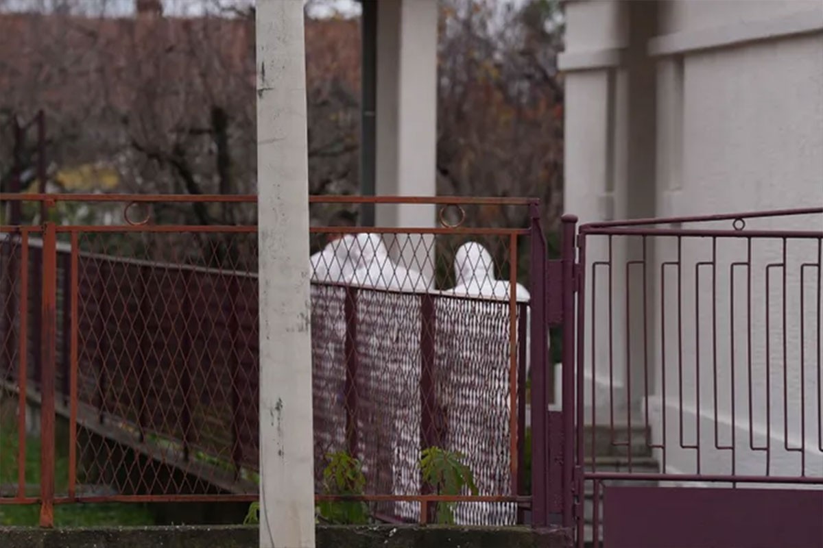 Jezivi detalji zločina u Čačku: Majci i ocu prerezao vrat, sebe izbo do smrti (VIDEO)