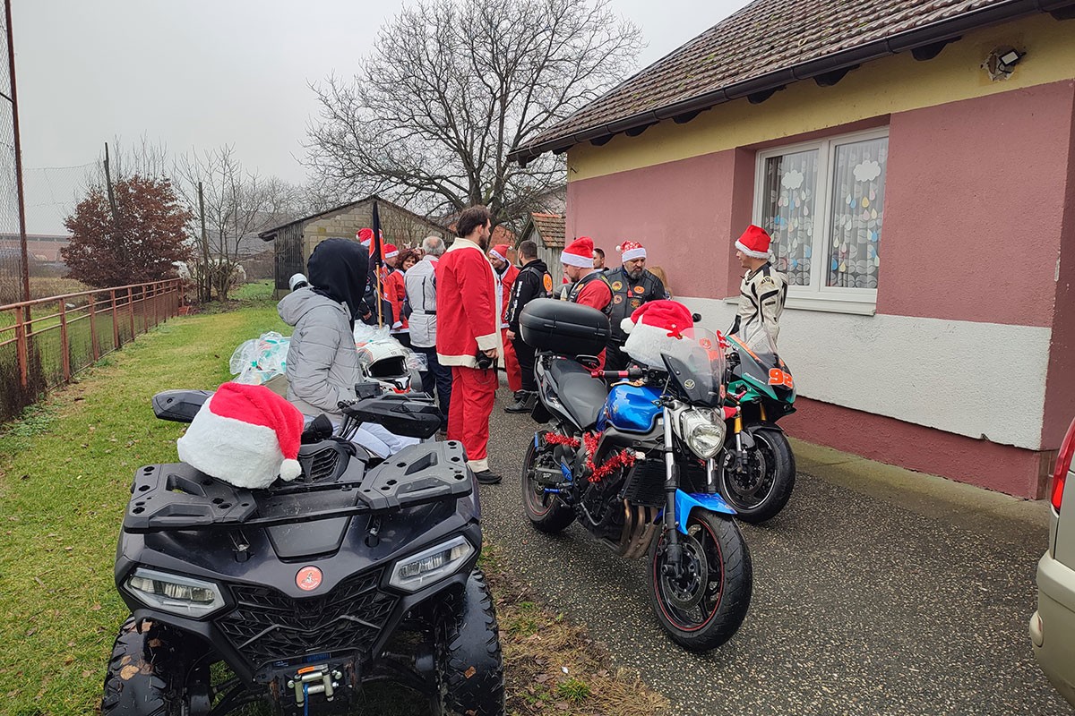 "Moto amigosi" paketićima obradovali učenike lijevčanskih škola