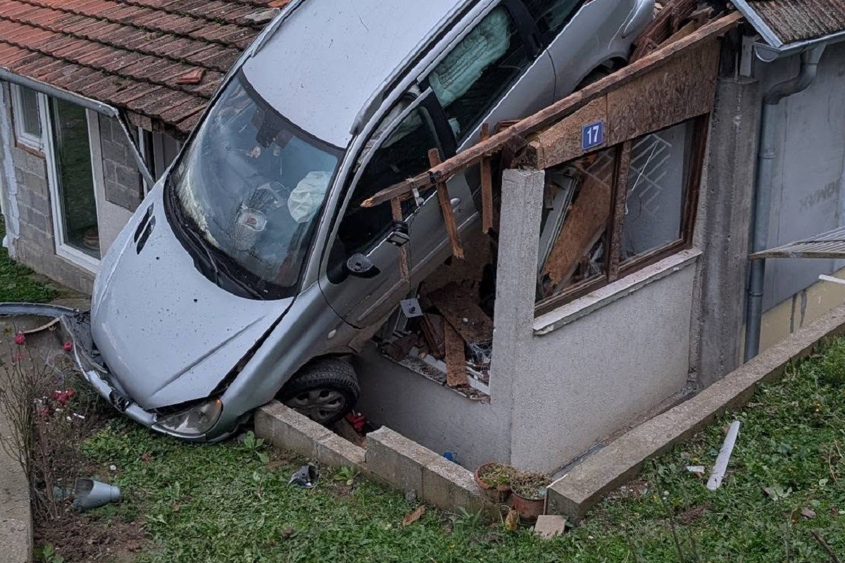 Bizarna nezgoda u Srbiji: Auto završilo na krovu kuće (FOTO/VIDEO)