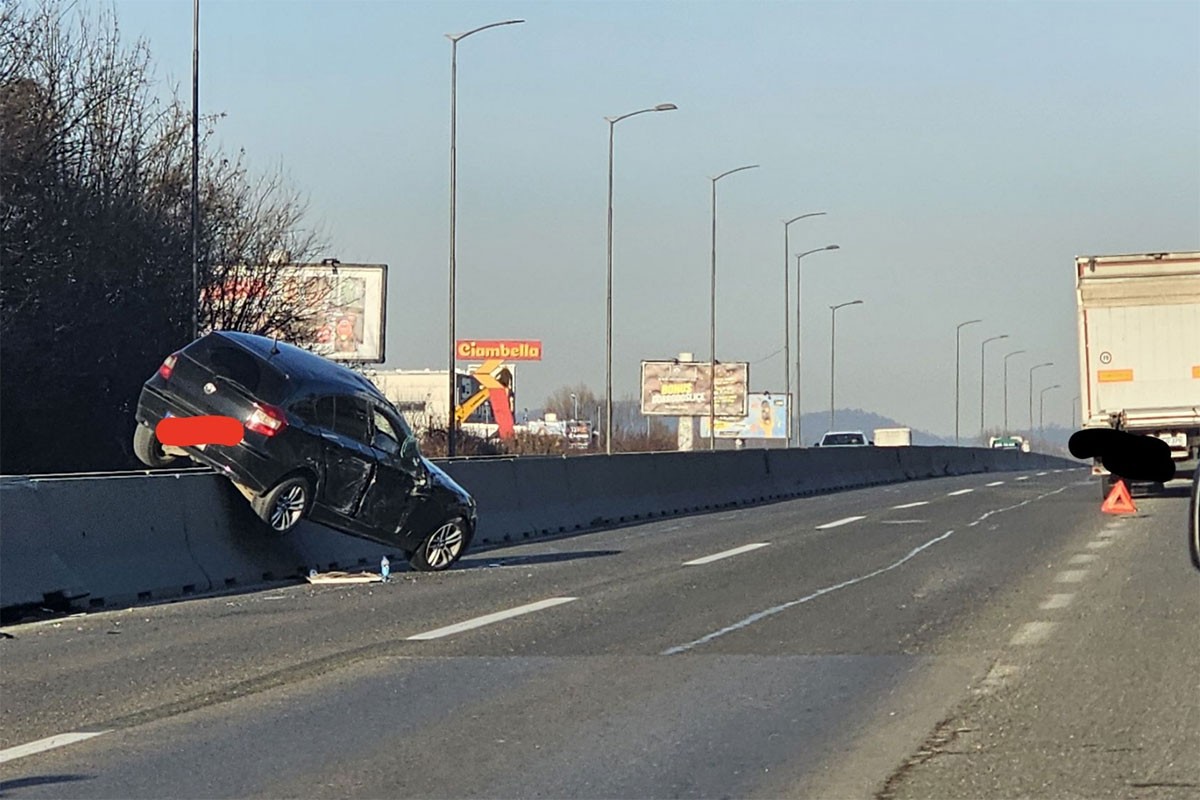 Udes na brzoj cesti Banjaluka-Gradiška: Auto završio na betonskoj ogradi (FOTO)