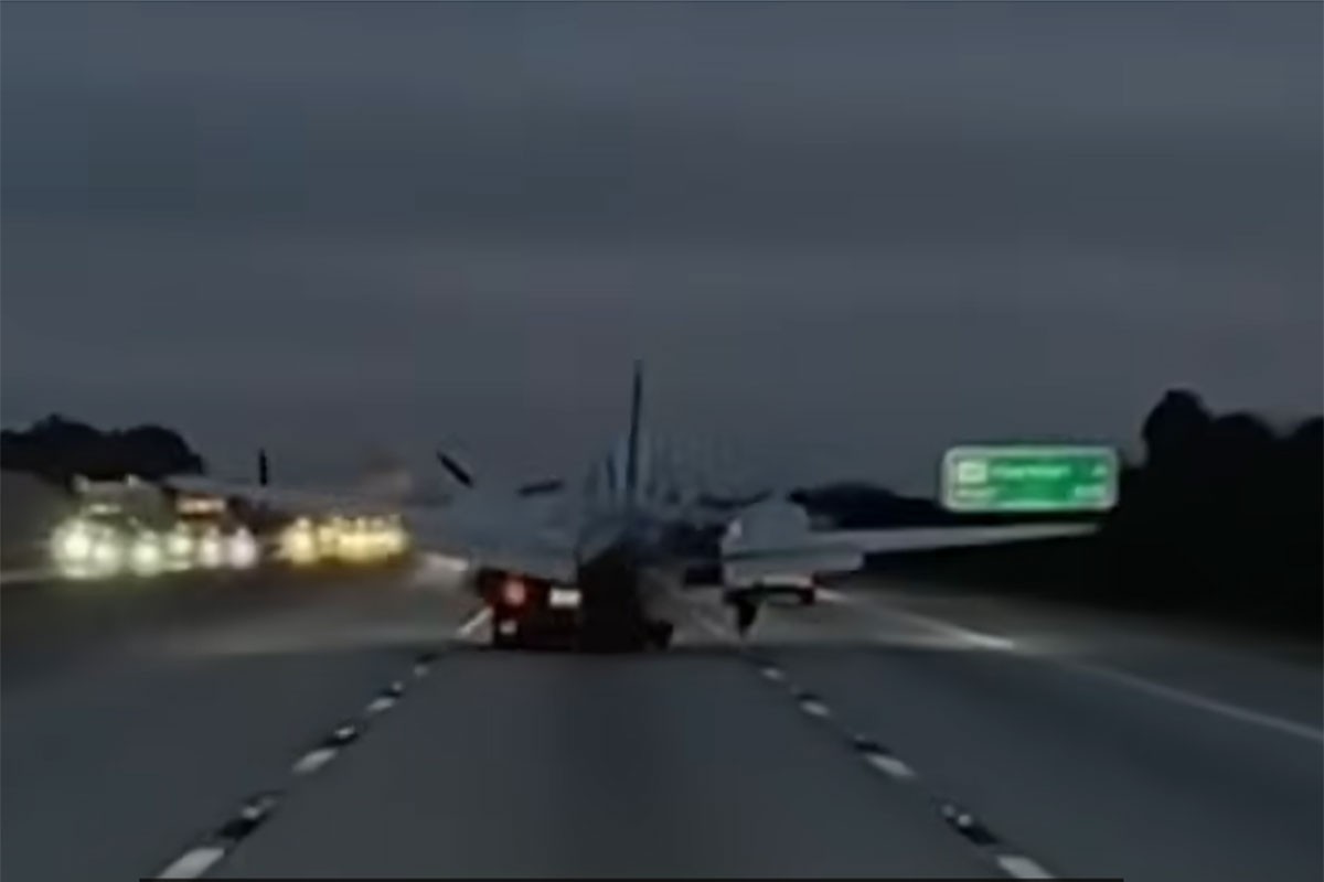 Avion sletio na toyotu na auto-putu u Floridi (VIDEO)