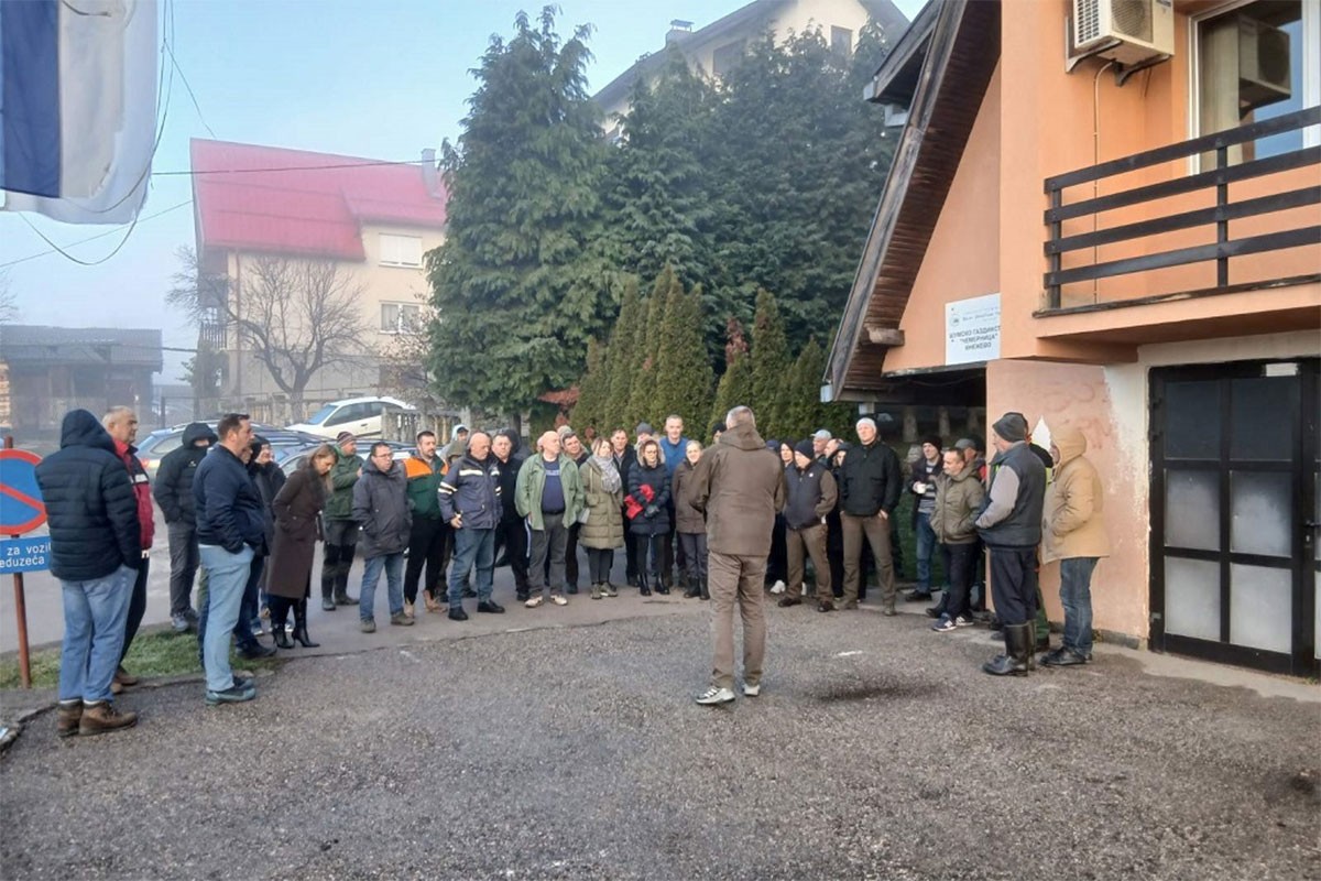 Radnici ŠG "Čemernica" Kneževo danima u štrajku, traže plate i direktora