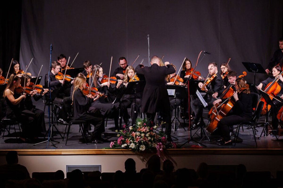 Mladi muzičari i profesionalci Hercegovine u istom orkestru