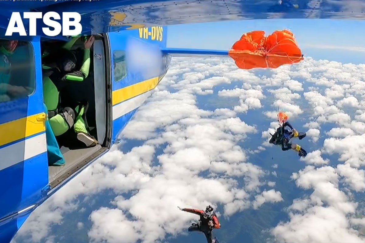 Jeziv snimak: Padobran se zakačio za rep aviona na 4,6 kilometara iznad tla (VIDEO)