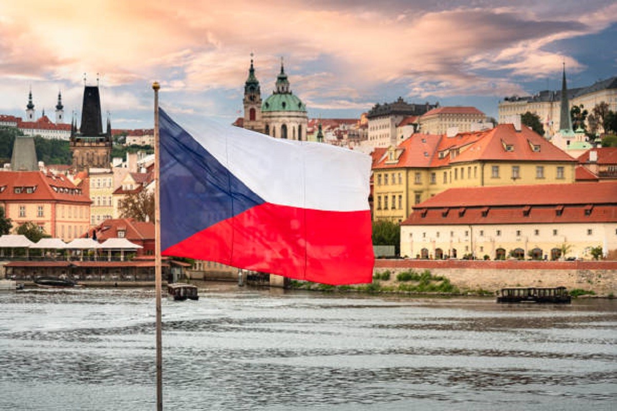 Češka vlada odbacila pakt EU o migracijama i pravila o emisijam