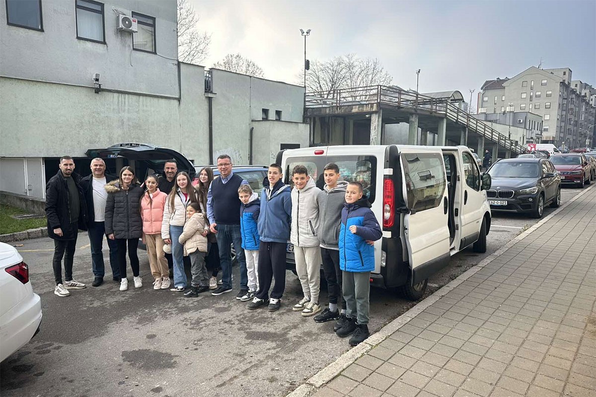 "Raja sa trgića" donirala Mozaiku 1.000 KM i 200 paketića (FOTO)