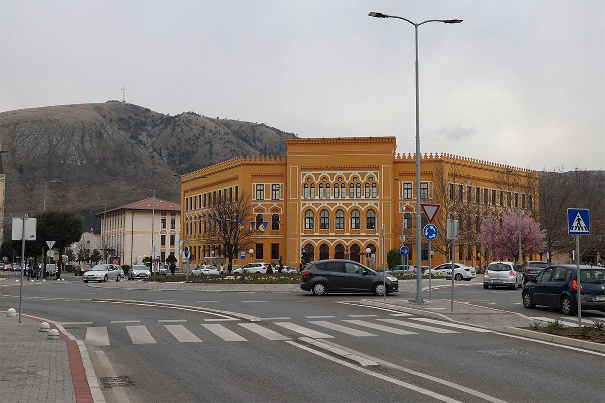 Dojava o bombi u školi u Mostaru, službeni pas učestvuje u pregledu zgrade
