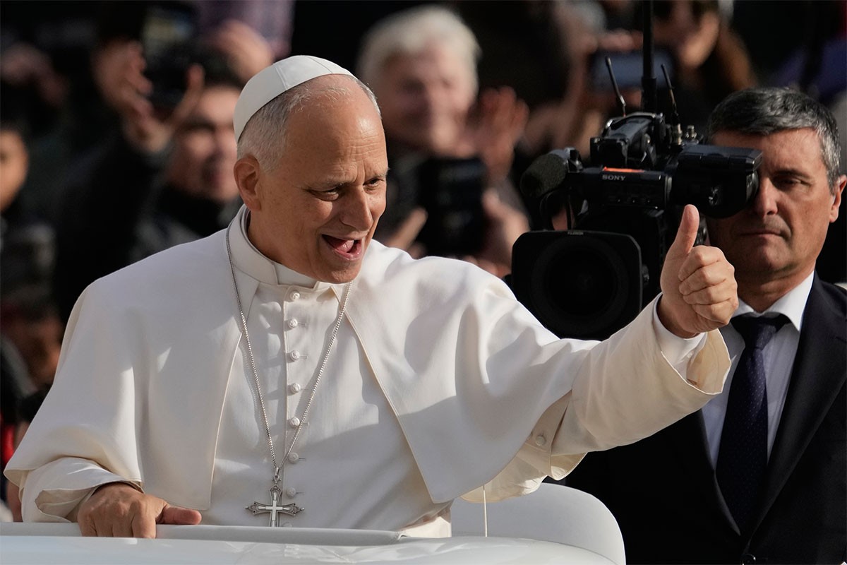 Papa Lav XIV noću igra onlajn igre