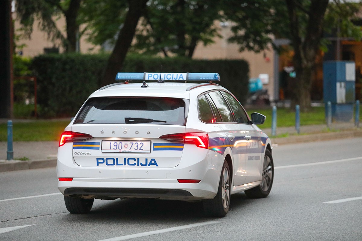Bizarna nezgoda u Hrvatskoj: Pijan gurao auto pa ga zaustavljao svojim tijelom
