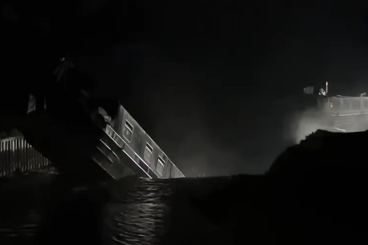 Rupa progutala kanal dok su brodovi s ljudima tonuli (VIDEO)