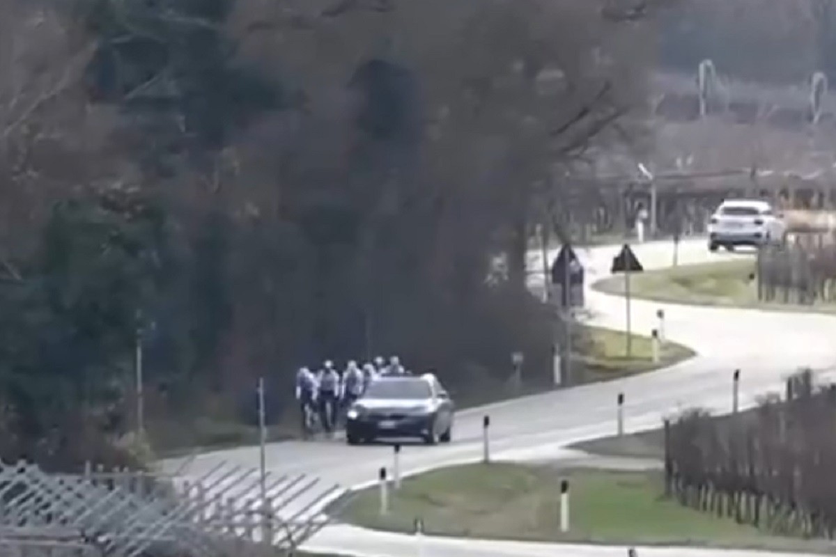 Iz automobila u pokretu pucao na bicikliste (VIDEO)