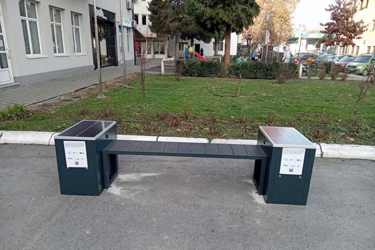 Bratunac dobio prvu solarnu klupu