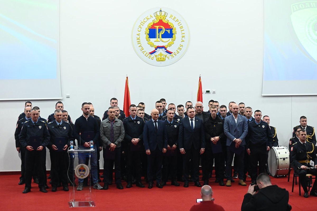 MUP RS: Zahvalnice za 36 hrabrih policajaca
