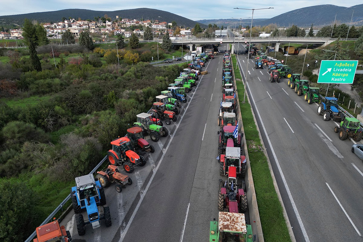 Grčki poljoprivrednici ne odustaju: Hiljade traktora blokira puteve