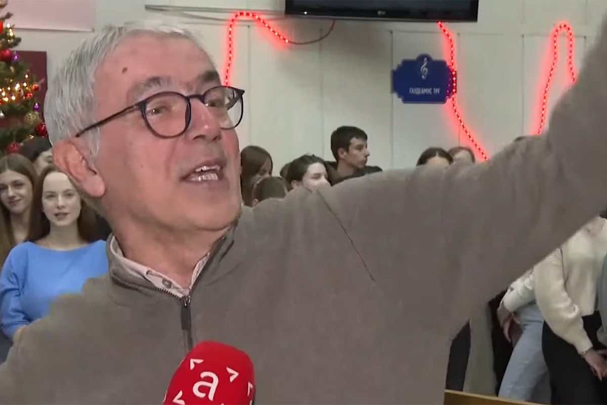 Banjaluka: Učenici na nevjerovatan način ispratili profesora Baneta u penziju (VIDEO)