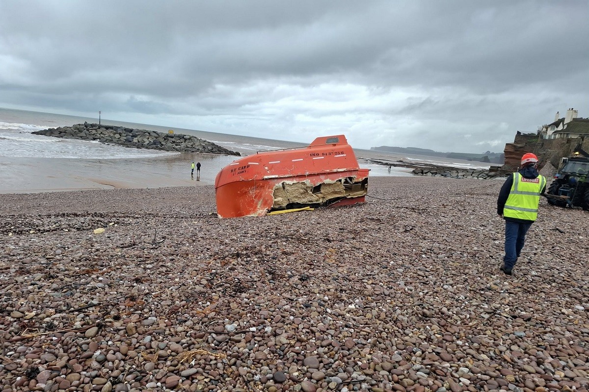 Tajanstveni brod isplivao na plaži u Engleskoj (FOTO)