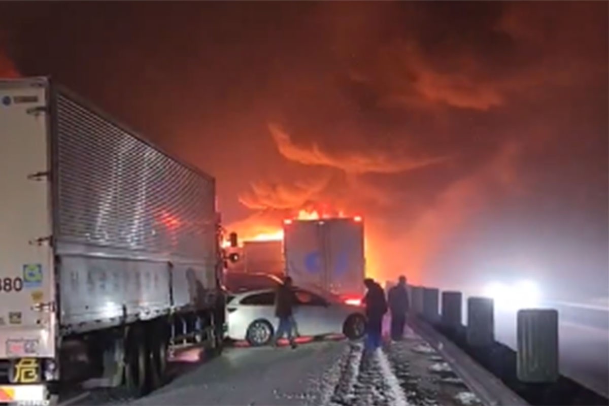 Teška nesreća kod Tokija: Više od 50 vozila u lančanom sudaru, dvoje mrtvih (VIDEO)