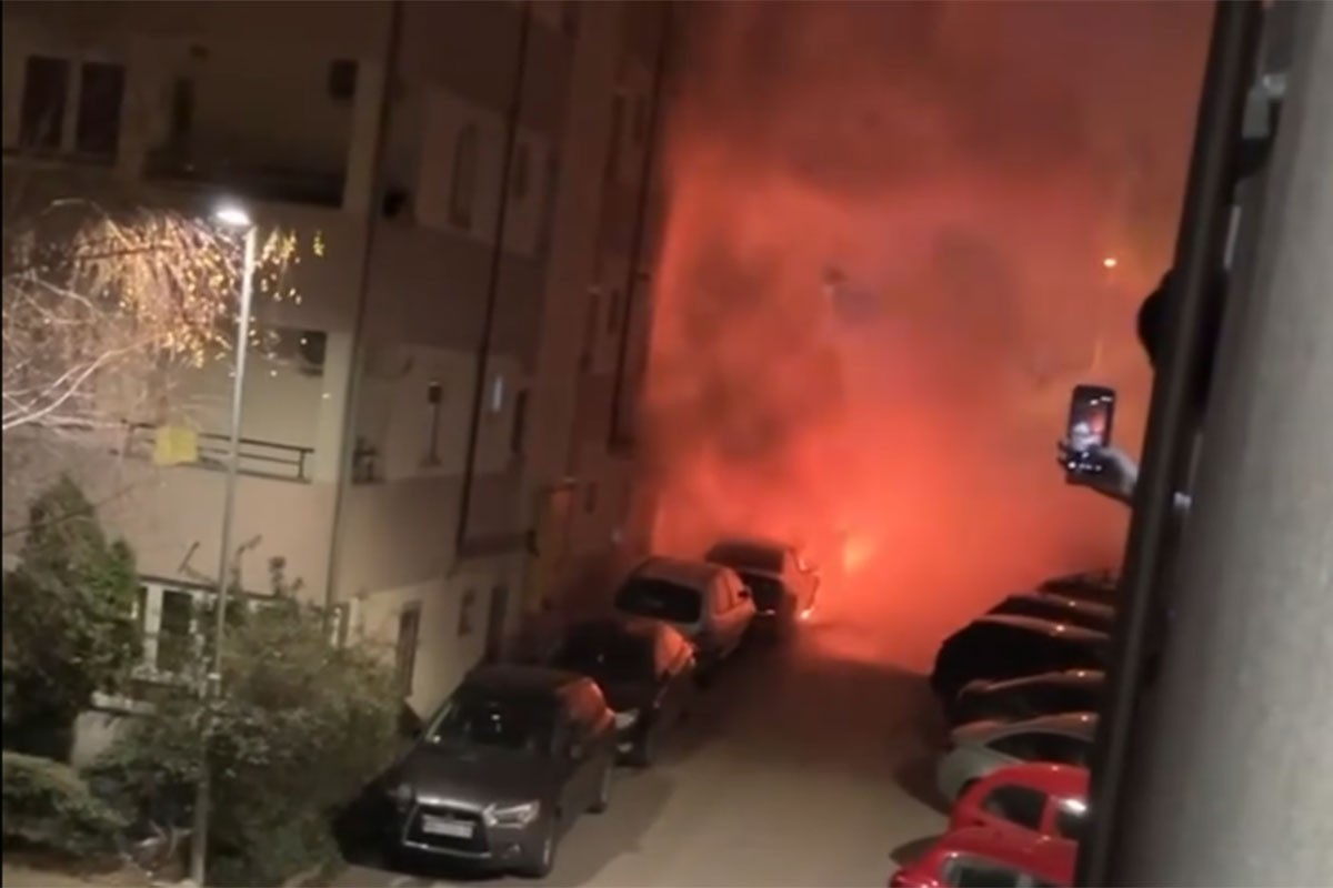 Gorjeli automobili ispred zgrada u Beogradu, stanari evakuisani (VIDEO)