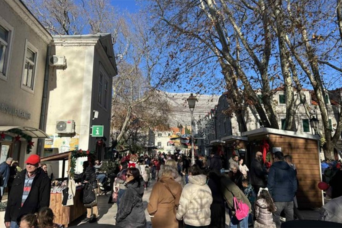 U Trebinju svečano otvoren "Novogodišnji i Božićni bazar"