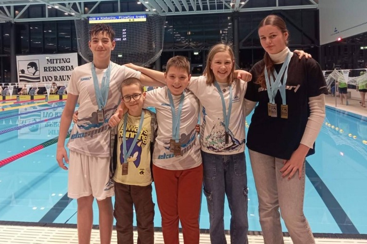 Plivači Eko sporta sa deset medalja i peharom krunisali godinu u Puli
