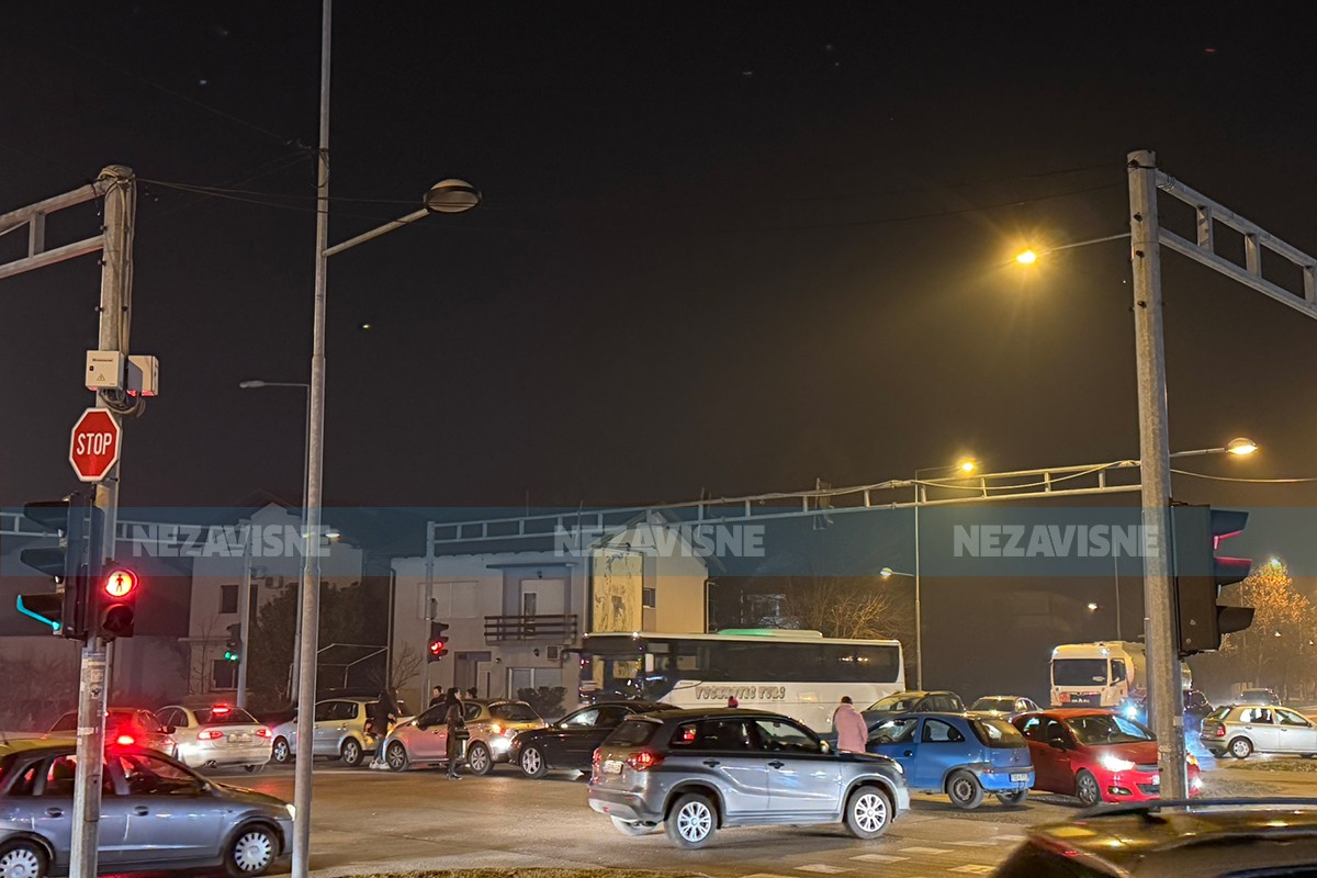 Lančani sudar na semaforu u Banjaluci, kolaps u saobraćaju