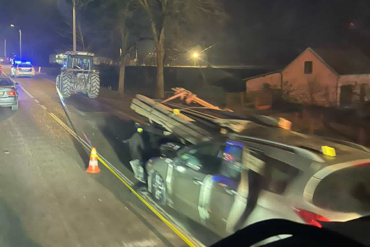 Težak udes kod Nove Topole: Automobil udario u platon traktora (VIDEO)