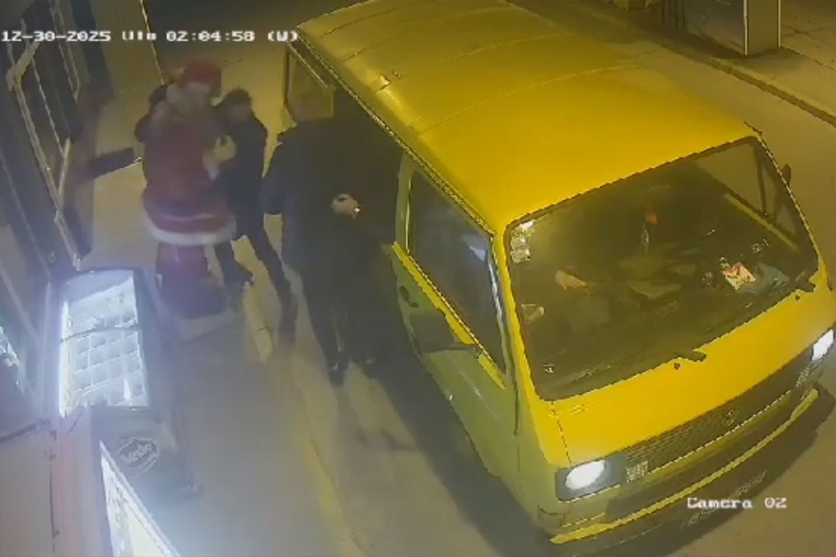 Ukraden Djed Mraz sa benzinske pumpe u BiH (FOTO)